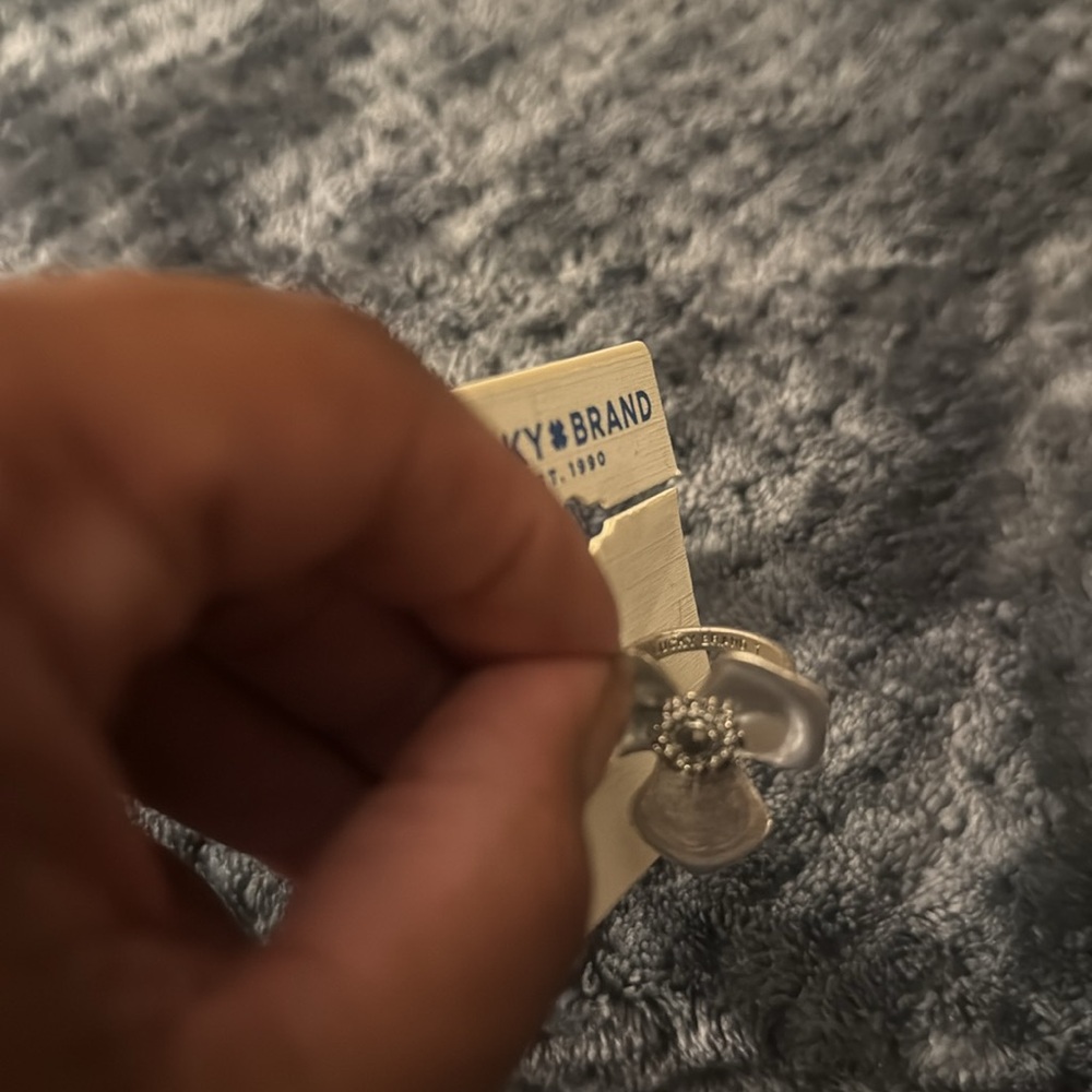 Lucky Brand Flower Ring - Picture 5 of 5